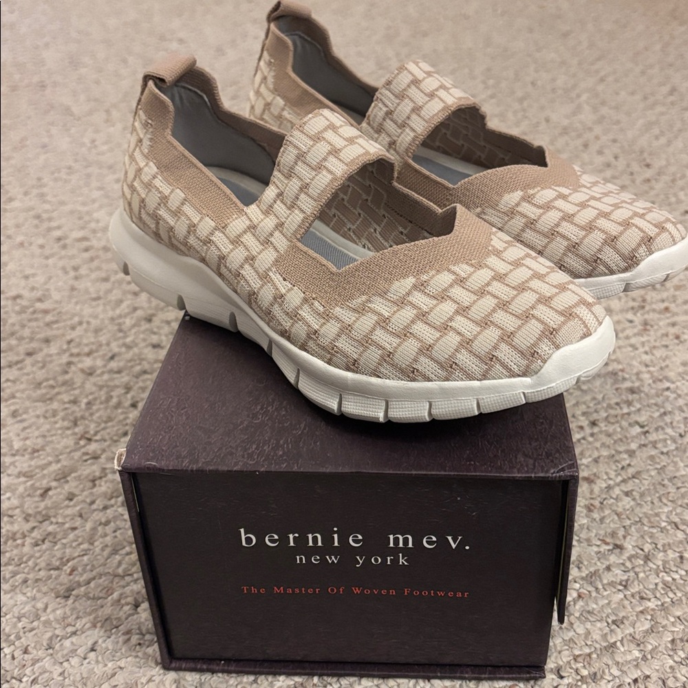 bernie mev. Cream & tan, woven flats. Memory foam. New in box. - Picture 4 of 6